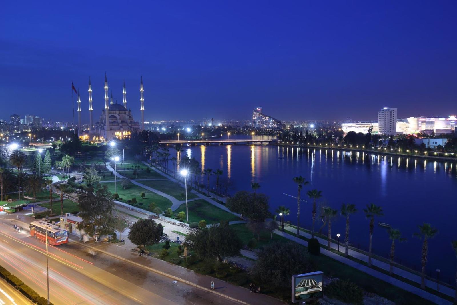 Adana Taskoeprue Hotel Exteriör bild